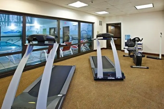 Holiday Inn Express and Suites Cincinnati Northeas