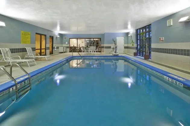 Holiday Inn Express and Suites Cincinnati Northeas - Havuz