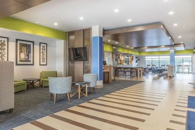 Holiday Inn Express and Suites Clarion - Dış Mekan