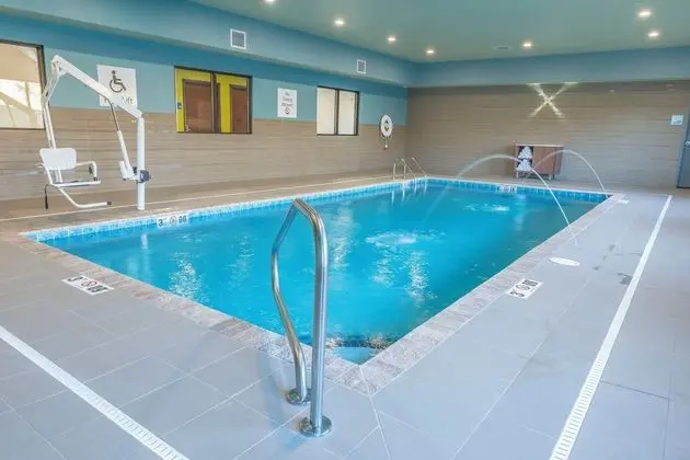 Holiday Inn Express and Suites Clarion - Havuz