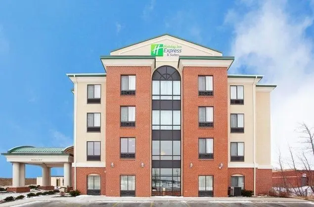 Holiday Inn Express and Suites Cleveland Richfield