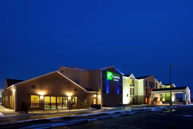 Holiday Inn Express and Suites Cleveland Streetsbo