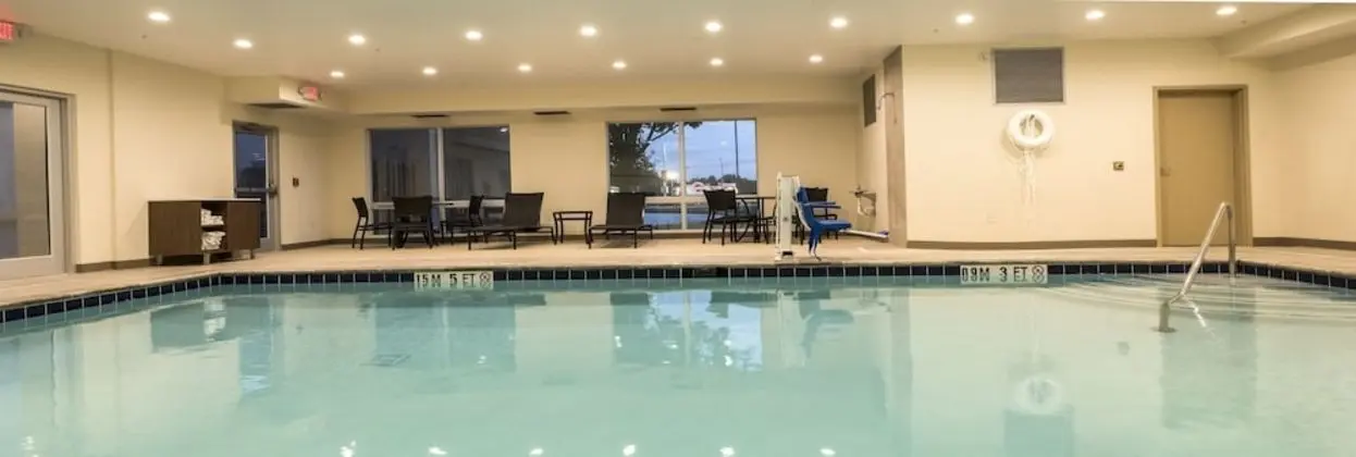 Holiday Inn Express & Suites Commerce, an IHG Hotel - Havuz