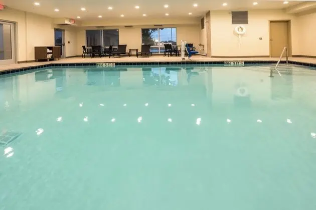 Holiday Inn Express & Suites Commerce, an IHG Hotel - Havuz