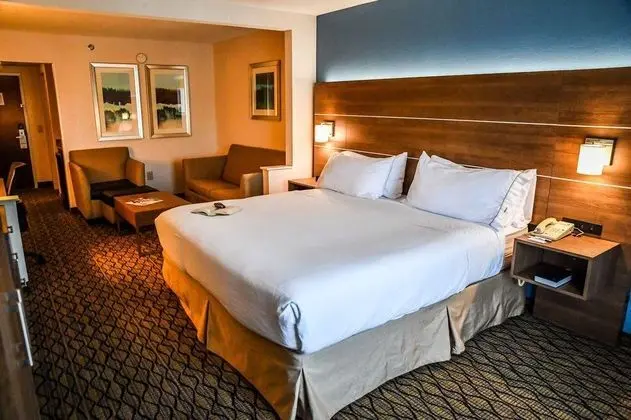 Holiday Inn Express and Suites Concord