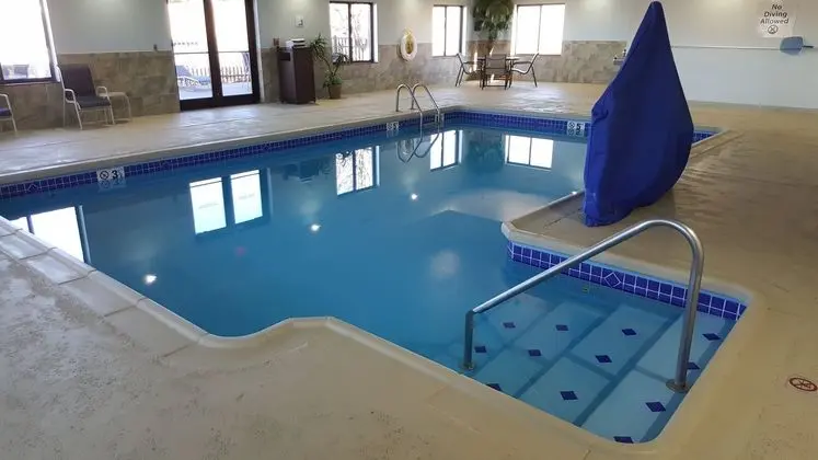Holiday Inn Express and Suites Concordia US81 - Havuz
