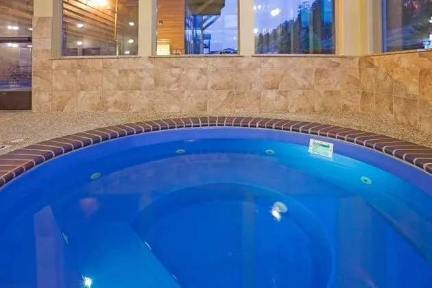 Holiday Inn Express and Suites Custer - Havuz
