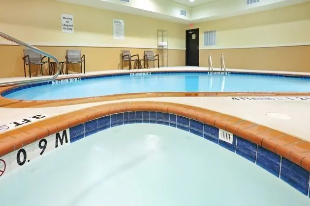 Holiday Inn Express Hotel & Suites Dallas Central - Havuz