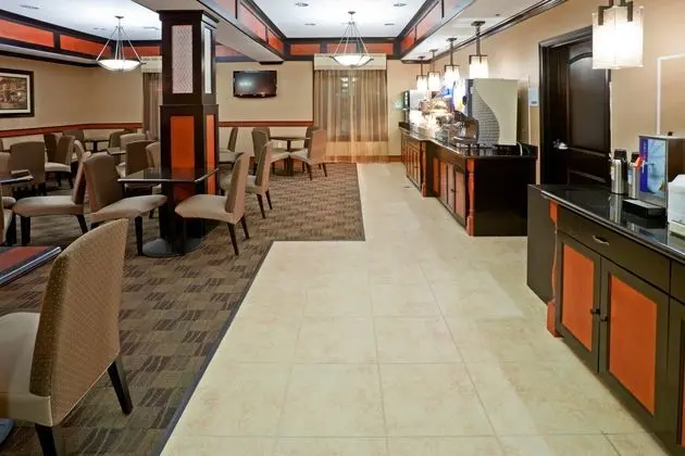 Holiday Inn Express Hotel & Suites Dallas Central - Yeme / İçme