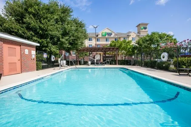 Holiday Inn Express and Suites Dallas - Grand Prai - Havuz