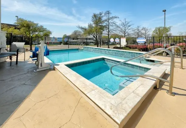 Holiday Inn Express and Suites Dallas Park Central - Havuz