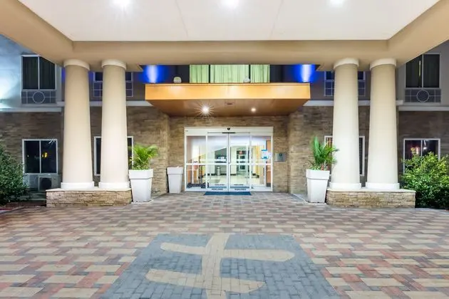 Holiday Inn Express Hotel & Suites Dallas West