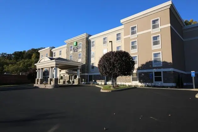 Holiday Inn Express and Suites Danbury I 84