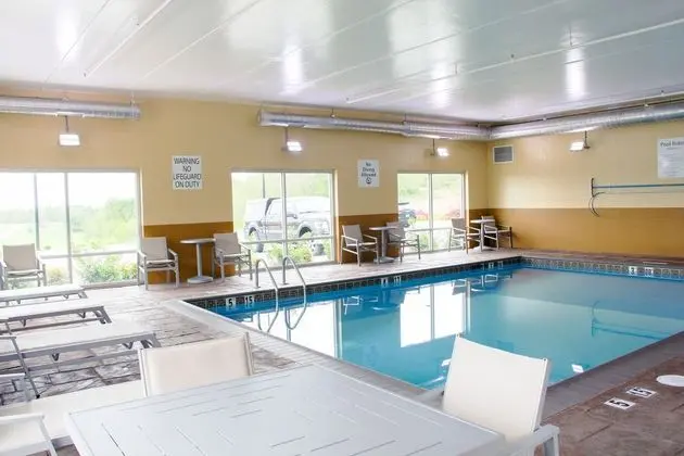 Holiday Inn Express Suites Danville - Havuz