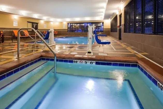 Holiday Inn Express & Suites Davenport, an IHG Hotel - Havuz