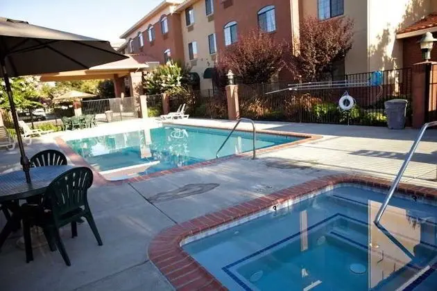 Holiday Inn Express & Suites Davis-University Area