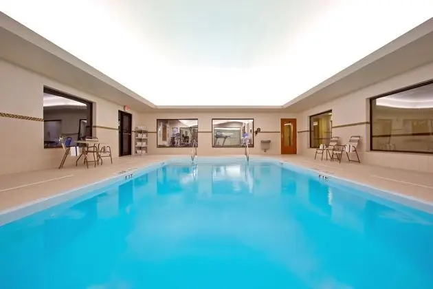 Holiday Inn Express and Suites Dayton North Tipp C - Havuz