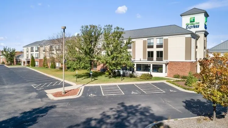 Holiday Inn Express & Suites Delafield - Dış Mekan