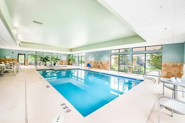 Holiday Inn Express & Suites Delafield - Havuz