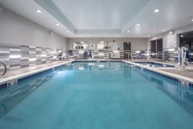 Holiday Inn Express And Suites Denver Ne - Brighton, an IHG Hotel - Havuz
