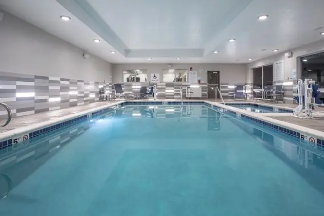 Holiday Inn Express And Suites Denver Ne - Brighton, an IHG Hotel - Havuz