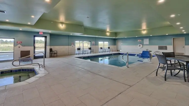 Holiday Inn Express Suites Denver Northwest Broomf - Havuz