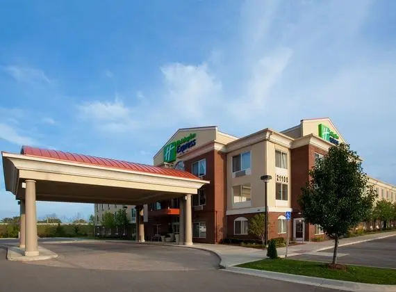 Holiday Inn Express and Suites Detroit Farmington