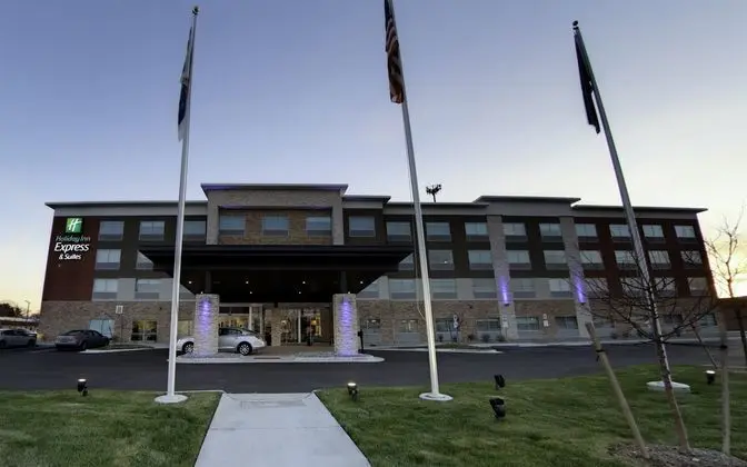 HOLIDAY INN EXPRESS AND SUITES DETROIT NORTHWEST -