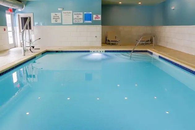 HOLIDAY INN EXPRESS AND SUITES DETROIT NORTHWEST - - Öne Çıkan Resim