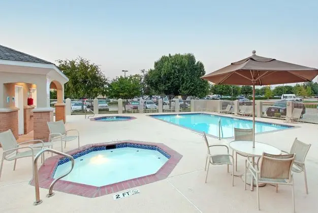 Holiday Inn Express and Suites DFW Grapevine - Havuz