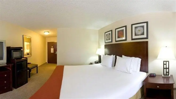 Holiday Inn Express and Suites Dickson