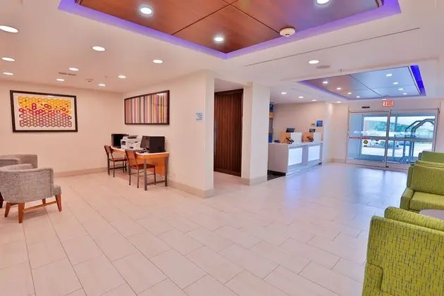 Holiday Inn Express and Suites Dickson - Dış Mekan