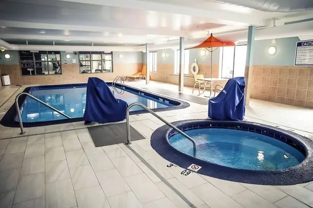 Holiday Inn Express & Suites Douglas - Havuz