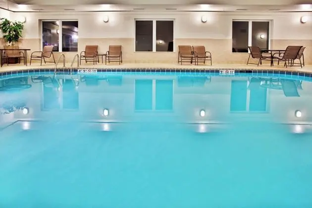 Holiday Inn Express Hotel & Suites Dubuque-West - Havuz