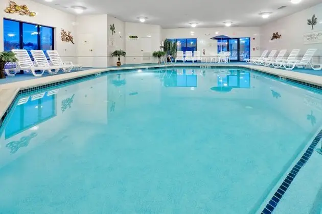 Holiday Inn Express and Suites Easton - Havuz