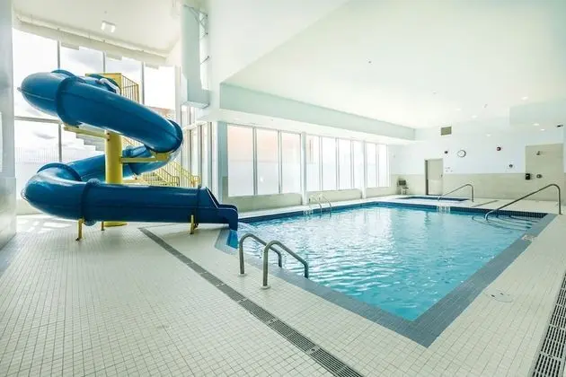 Holiday Inn Express & Suites Edmonton N - St. Albert, an IHG Hotel - Havuz