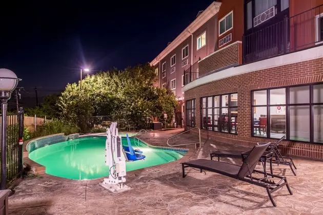 Holiday Inn Express and Suites Elgin - Havuz