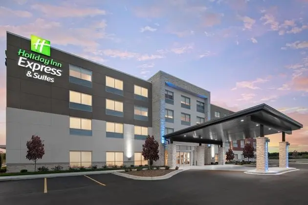 HOLIDAY INN EXPRESS SUITES ELKHORN