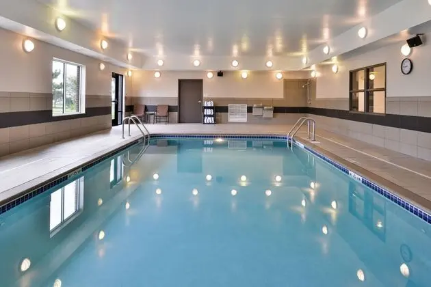 Holiday Inn Express & Suites Emporia Northwest by IHG - Havuz