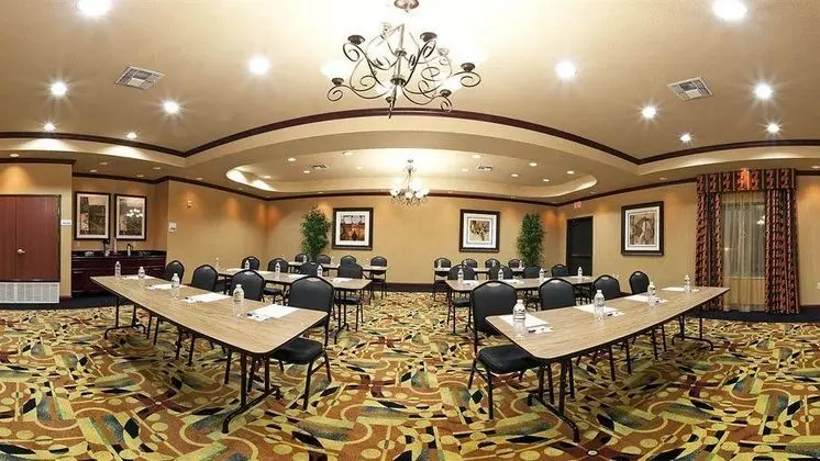 Holiday Inn Express and Suites Ennis