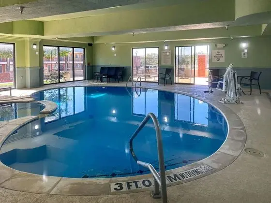 Holiday Inn Express and Suites Ennis - Havuz