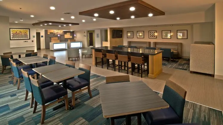 Holiday Inn Express and Suites Evansville North