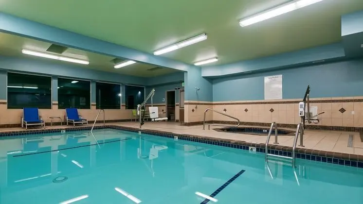 Holiday Inn Express Suites Everett - Havuz