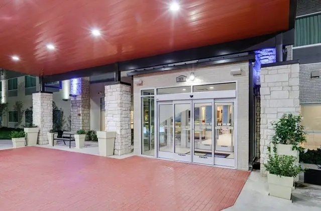 HOLIDAY INN EXPRESS AND SUITES FARMERS BRANCH - Dış Mekan