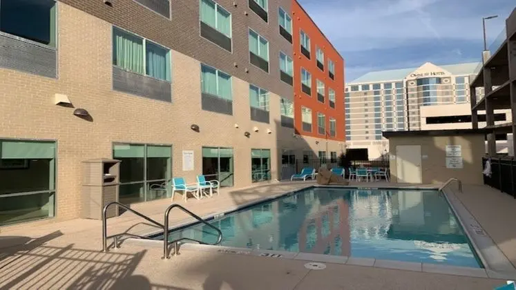 HOLIDAY INN EXPRESS AND SUITES FARMERS BRANCH - Havuz