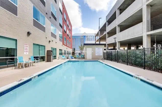 HOLIDAY INN EXPRESS AND SUITES FARMERS BRANCH - Havuz