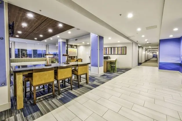 HOLIDAY INN EXPRESS AND SUITES FARMERS BRANCH - Lobi