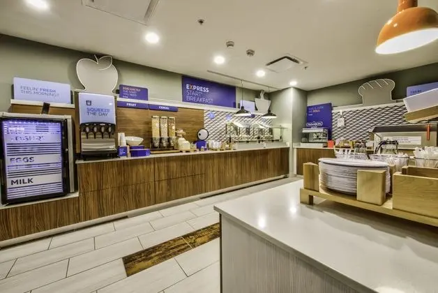 HOLIDAY INN EXPRESS AND SUITES FARMERS BRANCH - Yeme / İçme