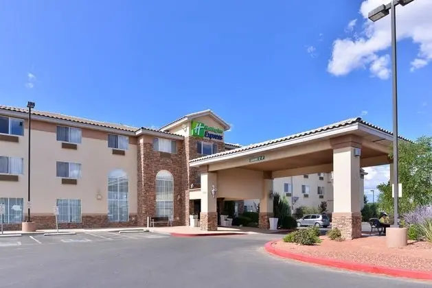 Holiday Inn Express and Suites Farmington Bloomfie