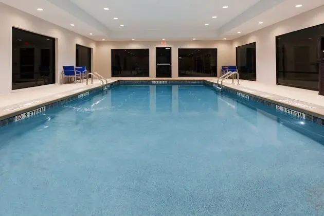 Holiday Inn Express & Suites Fayetteville, an IHG Hotel - Havuz